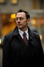 Der mysteriöse Software-Ingenieur und Milliardär Harold Finch (Michael Emerson) hat für die US-Regierung ein Computerprogramm mit einem brillanten Algorithmus entwickelt, das die Identität von Personen bestimmen kann, die in Kürze in ein Gewaltverbrechen verwickelt sein werden.