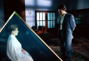 Kommissar Moser (Tobias Moretti, r.) besucht Gerda Baumann (Gisela Uhlen, l.), die Mutter des Mordopfers, um sie zu ihrer Schwiegertochter zu befragen ...