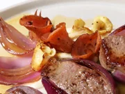 Lammspießchen mit Pilzen in Zitronen-Pfeffer-Butter und Mandel-Brot-Creme.