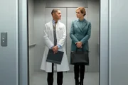 Dr. Kaminski (Udo Schenk) weiß von Dr. Lea Peters' (Anja Nejarri) Schwangerschaft. Er weiß auch, dass sie sich noch nicht entschieden hat, es zu behalten.