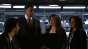 L-R: Aram Mojtabai (Amir Arison), Harold Cooper (Harry Lennix), Elizabeth Keen (Megan Boone) und Meera Malik (Parminder Nagra)