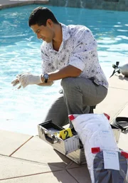 Ein Millionär wurde in seinem Pool von einem Alligator tödlich verletzt. Da sich auf dem Weg zum Pool Blutspuren und Rindfleischfetzen finden, liegt für Eric Delko (Adam Rodriguez) der Verdacht nahe, dass der Alligator in den Pool gelockt wurde, um Matthew zu töten.