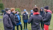 Lars (1.v.r.) und Heidi (3.v.r.) stimmen Henri, Maddox, Zoe, Tove, Vanessa und Esra mit einem Fitness-Check auf die kommenden Tage ein.