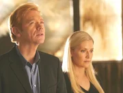 Nach dem verheerenden Tsunami untersuchen Lt. Horatio Caine (David Caruso) und Calleigh Duquesne (Emily Procter) die Lobby der Bank und wundern sich, dass die Gangster so oft in die Decke geschossen haben.