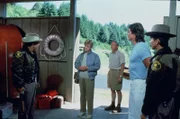 Jessica (Angela Lansbury, 2.v.l.) verbringt eine Woche auf einem Gutshof, um an ihrem neuen Buch 'Mord in der Herberge' zu arbeiten.