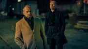 LKA-Chef Martin Gruber (Dirk Ossig) zieht Mitarbeiter Dudek (Bernhard Conrad) ins Vertrauen.