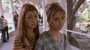 Willow (Alyson Hannigan, l.); Buffy (Sarah Michelle Gellar, r.)
