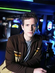(1. Staffel) - Dennis (Glenn Howerton) ist der Zwillingsbruder von Dee und Mitbesitzer des Paddy's. Er legt besonderen Wert auf seine Kleidung und ist nach seiner eigenen Einschätzung unwiderstehlich ...