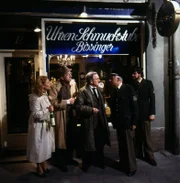 Von links: Frau Hofmann (Veronika Faber), Willibald (Gert Burkhard), Uhrmacher Meisel (Hans-Jürgen Diedrich) und zwei Polizisten (Alexander Malachovsky, Wolfgang Klein).