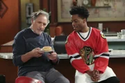 Auch wenn es Arthur (Judd Hirsch, r.) gefällt, dass Franco (Jermaine Fowler, l.) neue Kunden für den Donutladen anwerben will, gefallen ihm die sonderbaren und modernen Wünsche der Kunden ganz und gar nicht ...