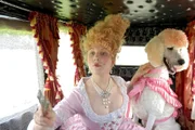 Prinzessin Eulalia (Nikola Kastner) auf dem Weg zum König.