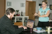 Iva (Christina Klein) ahnt nichts Böses, als sie Matthias (Philipp Noack) ihre Einladungen zu einem Fantreffen verschicken lässt - denn er löscht diese, um mit Iva allein zu sein...