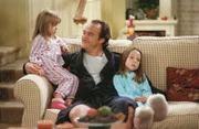Zusammen mit seinen Töchtern Ruby (Taylor Atelian, r.) und Gracie (Billi Bruno, l.) freut sich Jim (Jim Belushi, M.) auf das bevorstehende Thanksgiving Fest ...