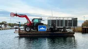 Die rostige Lady namens Prahm, mit der der Inselbauer täglich zwischen der Öhe und dem Hafen Schaprode auf Rügen hin und herpendelt.