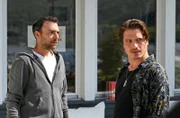Antonio Krusewitz (Dimitri Stapfer, r.) versucht von Frederik Schick (Beniamino Brogi, l.,) zu erfahren, ob der weiß, wo das Gold aus dem See ist.