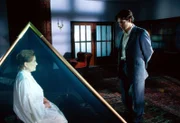 Kommissar Moser (Tobias Moretti, r.) besucht Gerda Baumann (Gisela Uhlen, l.), die Mutter des Mordopfers, um sie zu ihrer Schwiegertochter zu befragen ...