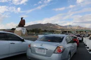 Mehrere Fahrzeuge warten an der Grenze von El Paso, Texas, auf den Grenzübertritt. (National Geographic für Disney)