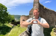 Tobias Kämmerer besucht die auf dem Burgberg der Stadt Breuberg stehende Burg Breuberg.