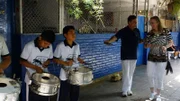 Kreuzfahrtdirektor Thomas Gleiß und Entertainerin Kiona besuchen eine Schule in El Salvador, in der das Orchester gerade für den Unabhängigkeitstag probt.
