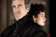 Kardinal Richelieu (Peter Capaldi, l.); Milady (Maimie McCoy, r.)