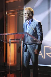 In New York ist Fashion Week und Teddy Farrow (Julian Sands) stellt seine neue Kollektion vor.