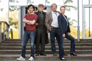 Der Unruhestand geht weiter - Mit guter alter Polizeiarbeit und einer gehörigen Portion Besserwisserei stürzen sich die beiden Rentnercops Günter (Wolfgang Winkler, 2. von rechts) und Edwin (Tilo Prückner, 2. von links) wieder in die Arbeit. Sehr zum Leidwesen ihrer Chefin Vicky Adam (Katja Danowski, rechts) und ihres Kollegen Hui Ko (Aaron Le, links), die die renitenten Ex-Rentnern weiterhin am Hals haben.