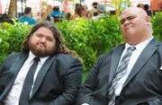 Steves Tante Deb heiratet. Kamekona (Taylor Wily) und Jerry (Jorge Garcia) nehmen an der Feier teil.