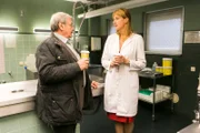 SENDER: ARD - SENDETITEL: Rentnercops, Folge 9 - UNTERTITEL:  Junimond - CAPTION:  ARD RENTNERCOPS, 16 neue Folgen, Folge 9 "Junimond", am Mittwoch (16.11.16) um 18.50 Uhr im Ersten..Günter (Wolfgang Winkler, l.) ist erfreut über die neue Pathologin, die attraktive Dr. Schmidt (Helene Grass)..© ARD/Kai Schulz, honorarfrei - Verwendung gemäß der AGB im engen inhaltlichen, redaktionellen Zusammenhang mit genannter ARD-Sendung und bei Nennung "Bild: ARD/Kai Schulz" (S2). ARD-Programmdirektion/Bildredaktion, Tel: 089/5900-23879,bildredaktion@DasErste.de