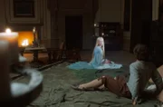 NDR Fernsehen VON EINEM, DER AUSZOG, DAS FÜRCHTEN ZU LERNEN, "ARD-Märchenreihe "Sechs auf einen Streich"", am Sonntag (05.04.15) um 11:30 Uhr. Tiamat (Anna Thalbach) gibt Michel (Tim O. Schultz) im Spukschloss ein Rätsel auf.