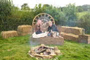 Alice Roberts und Jess Connolly demonstrierte Alice Roberts Techniken der Lederverarbeitung.