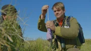 Gänseforscher Helmut Kruckenberg dokumentiert die Gelege von Bless- und Nonnengänsen auf der russischen Insel Kolgujew in der Barentssee.