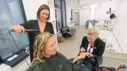 Kandidatin Tanja (M.) mit ihrer Shoppingbegleitung Nina (r.) beim Frisör