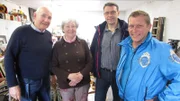 Von links: Utz-Dirk Adam, Gerda, Ingo und Trödelexperte Otto Schulte. Gerda (70) und ihr Sohn Ingo (46), die auf dem Hof einen Betrieb führen, schämen sich, wenn Kunden in ihren Laden kommen. Jetzt muss sich Utz also von seinen motorisierten Schätzen trennen.