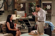 Walden erhält Besuch von seiner Mutter Robin (Mimi Rogers, l.). Alan (Jon Cryer, r.) ist sofort fasziniert von ihr und verliebt sich prompt. Doch dann kommt ein Geheimnis aus Waldens Vergangenheit ans Licht ...