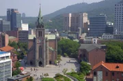 Anfang des 20. Jahrhunderts machte sich der Autor Pierre Loti als einer der ersten Europäer auf den Weg nach Korea. Dabei erkundete er Seoul und seine Umgebung und ließ sich zu einem Roman inspirieren.