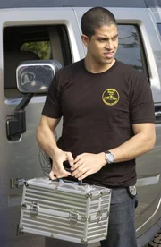 Bestimmte Anzeichen sprechen dafür, dass das Feuer in den Everglades vorsätzlich gelegt wurde - möglicherweise um eine andere Straftat zu verdecken. CSI-Ermittler Eric Delko (Adam Rodriguez) wurde zum Tatort gerufen um zu ermitteln.