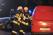 Gregor verhindert, dass Hubert beim Einsatz verletzt wird. Von links: Gregor Brunner (Holger Matthias Wilhelm) und Hubert Kirchleitner (Bernhard Ulrich).