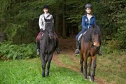 Constanze (Luise Ehl) und Kim (Sophia Scheske) auf verbotenen Reiterpfaden.