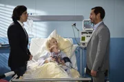 Maximilian (Francisco Medina, li.) ist gerade mit Baby Sophia (Fynn Luca Wilhelm Gemmerich) bei Isabelle (Ania Niedieck) im Krankenhaus, als sie von Richard (Silvan-Pierre Leirich) zur Rede gestellt wird.