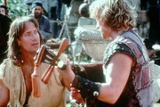 Hercules (Kevin Sorbo li.) begegnet in der Paralellwelt einem jungen Mann (Michael Hurst) der seinem alten Weggefährten Iolaus bis aufs Haar gleicht. Er erzählt ihm von seinem alten Freund und beide beschließen fortan zusammen durch die Welt zu ziehen.  +++