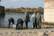 Die Leiche vom Rheinufer wird abtransportiert: Günter (Wolfgang Winkler, 3.v.l.), Edwin (Tilo Prückner, r.) und Dr. Rosalind Schmidt (Helene Grass, 2.v.r.).