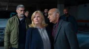 Clanchef Leano Bakhash (Ramin Yazdani, r.) hat die Anwältin Isabel von Brede (Sabine Postel, M.) in seine Gewalt gebracht. Demir Bakhash (Neil Malik Abdullah, l.), ein Neffe des Kriminellen und Isabels Liebhaber, schaut dem Geschehen tatenlos zu (mit Komparsen, h.).