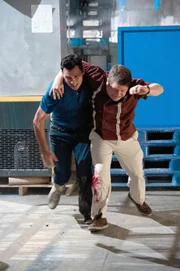 Ein alter Bekannter von Calvin Schmidt (Patton Oswalt, r.) hat offensichtlich noch eine Rechnung mit ihm offen. Er droht damit, Michael (Jeffrey Donovan) und seine Freunde zu erschießen - es sei denn Schmidt liefert sich freiwillig aus.