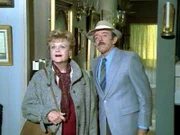 Jessica (Angela Lansbury) ist von Harry Pierce (John Astin) auf einen alten Gutshof eingeladen worden.