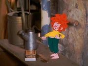 Pumuckl bedrängt Meister Eder, dass er ihm Streichhölzer zum Spielen gibt, denn er ist ganz begeistert vom Feuer. Meister Eder erklärt dem Kobold, daß Zündeleien gefährlich sind – die ganze Werkstatt könnte abbrennen.