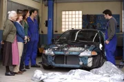 Flori ist überwältigt, als seine Familie ihm seinen Herzenswunsch, ein ganz bestimmtes Auto, erfüllt. Von links: Theresa (Ursula Erber), Vroni (Senta Auth), Annalena Brunner (Heidrun Gärtner), Mike Preissinger (Harry Blank) und Florian Brunner (Tommy Schwimmer).
