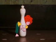 In Meister Eders Stammtischwirtschaft soll ein Schuhschrank eingebaut werden. Pumuckl darf ihn begleiten und sieht die Kegelbahn, auf der Eders Freunde um den silbernen Kegel-Pokal kämpfen wollen. Zum Wettkampf darf Pumuckl aber nicht mit.