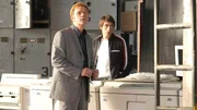 Horatio (David Caruso, li.) und Ryan (Jonathan Togo) entdecken in der Lagerhalle am Hafen eine illegale Druckerei, in der anscheinend Falschgeld hergestellt wird.