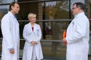 Hans-Peter Brenner (Michael Trischan, re.) berichtet Dr. Martin Stein (Bernhard Bettermann, li.), dass die richtige Diagnose von ihm kam und nicht von seiner Kollegin Luisa Lindner. Diese hat sie für die ihre ausgegeben. Als Martin das für absurd hält, ahnt Hans-Peter, dass Luisa Martin Stein erfolgreich um den Finger gewickelt hat. Hans-Peter ist so enttäuscht, dass er ihm das auch sagt. Nun schaltet sich Dr. Kathrin Globisch (Andrea Kathrin Loewig, mi.) ein und versucht zu vermitteln.