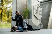 Milly (Abigail Abraham, r) und Alex (Melody Klaver) bei einer Auseinandersetzung.